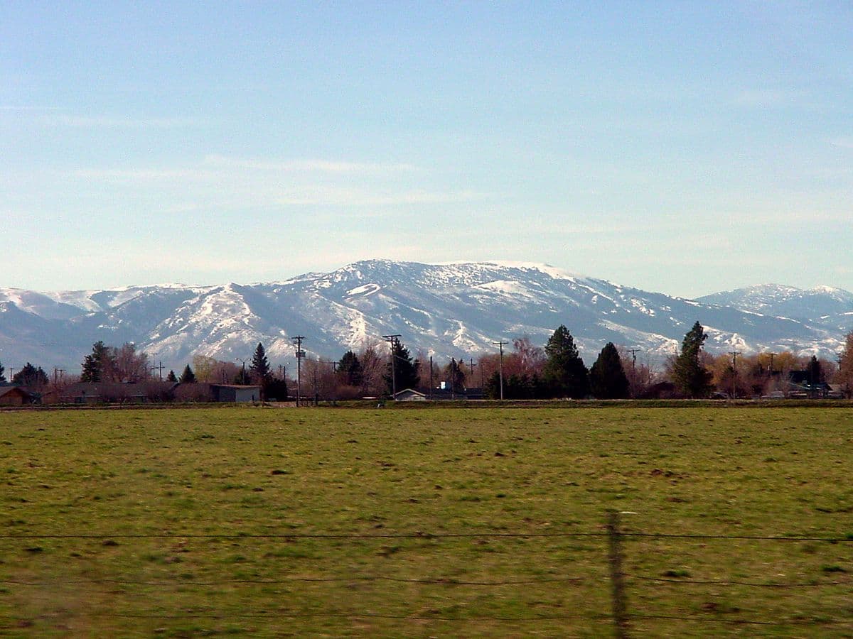 heyburn idaho plains with mountain range in the background